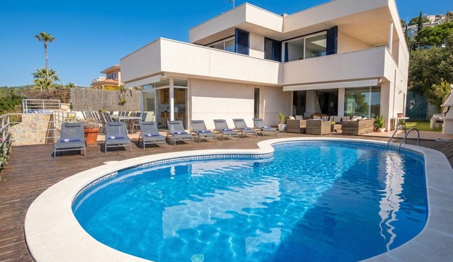 Villa Med. 8-minute walk to Sitges beaches. Up to 18 guests. Views & Relaxation