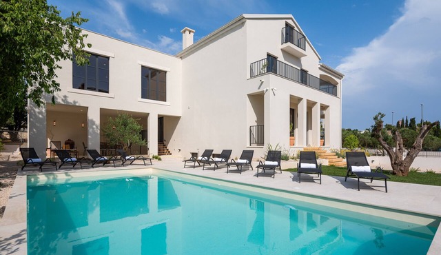 Villa Medici - Five Bedroom Villa with Swimming Pool