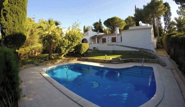 Villa Mediterránea con Piscina Cerca a la Playa