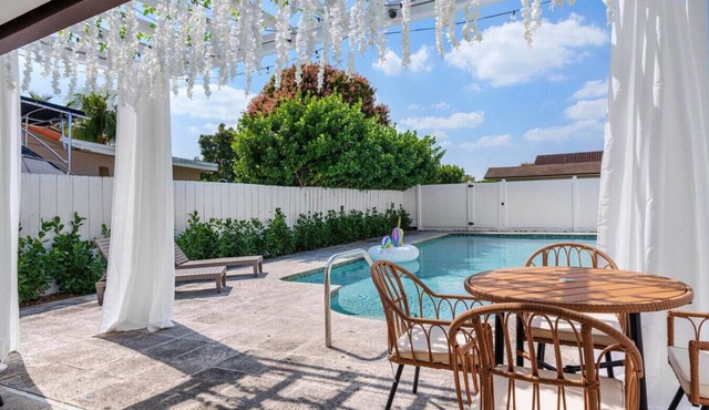 Villa · Mediterranean Villa - Big Pool-Pool Spa BBQ Fits18