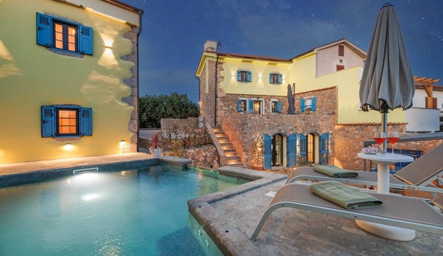 Villa Melary with the Pool, Jacuzzi & Ps5 surrounded with nature.