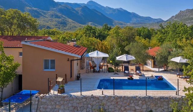 Villa Melita with heated pool in Biokovo Nature Park near Makarska