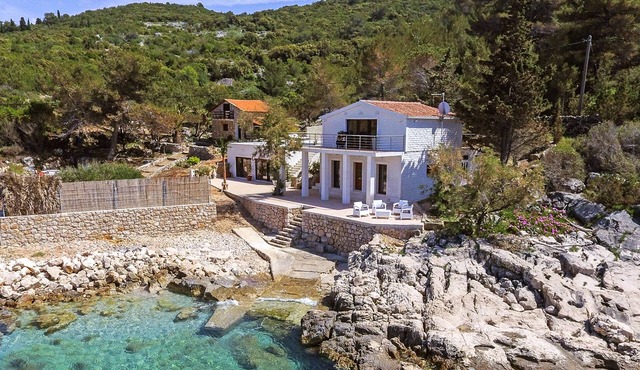 "Villa Mendes" - seafront villa with pool