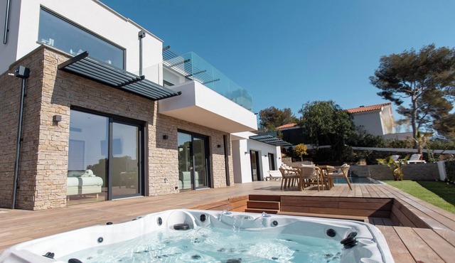 Villa Merveille (new, modern villa with sea view)