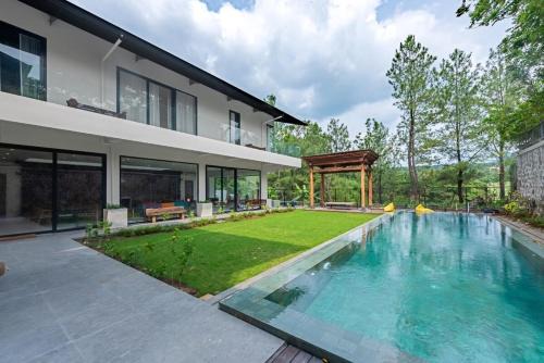 Villa Mewah Daya Tampung Banyak dengan Pemandangan Golf Course di Sentul Bogor