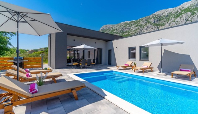 Villa Mir with private pool, 3 bedrooms, 7km from sandy beach