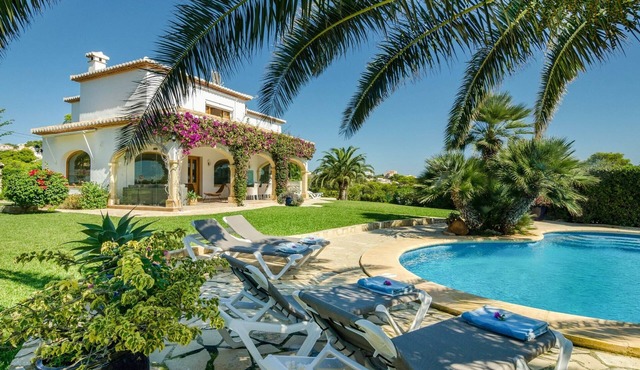 Villa Miramar, Refurbished in 2018 a majestic cliff top villa with sea views and complete privacy