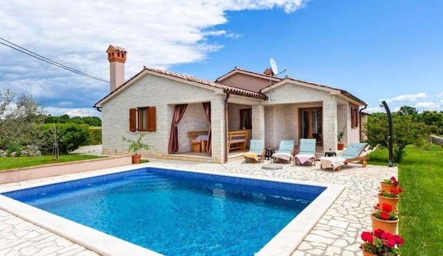 "Villa Mirela" mit Terrasse by Interhome