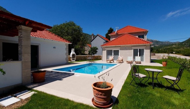 Villa Mirma - Countryside villa with private heated pool
