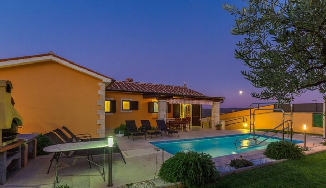 Villa Mirna Vizinada for 8 pax with pool all in green