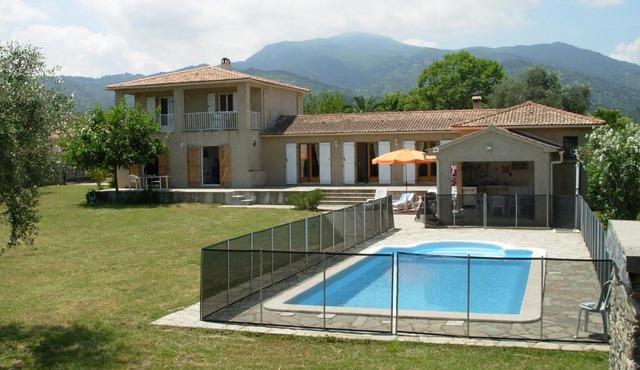 Villa mit grosser Sommerküche und Pool, 8 Minuten zum Sandstrand Cap Sud