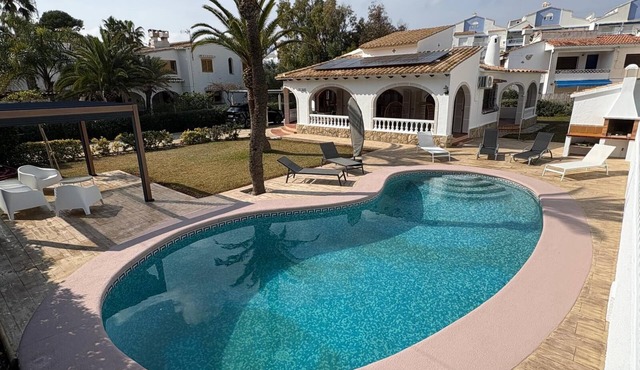 Villa mit Pool Nahe Sandstrand
