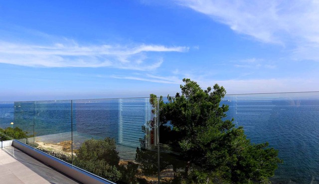 Villa mit Pool und direkt am Strand