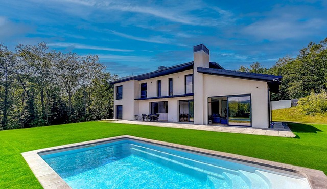 Villa Moderna en el Golf de San Sebastian con Vistas a las Montañas