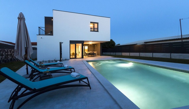 Villa Moderna near Pula for 8 people with 32 m2 private pool