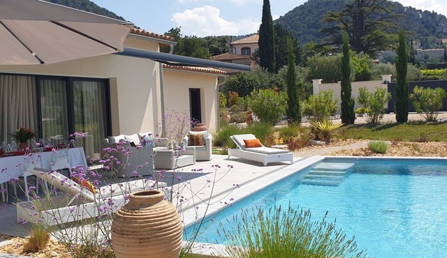 Villa moderne avec jacuzzi, piscine et vue