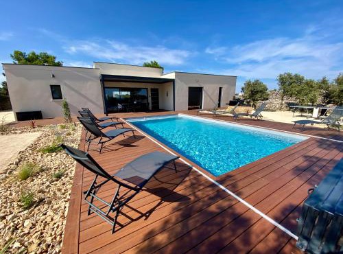 Villa moderne piscine privative hauteurs de Nimes