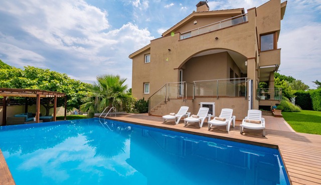 VILLA MONGODA LUX, WONDERFUL VILLA WITH POOL, A/C AND CLOSE TO THE SEA