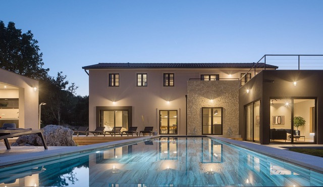 Villa Mons Caldera for 10 people with 40 m2 infinity heated pool & kids playground