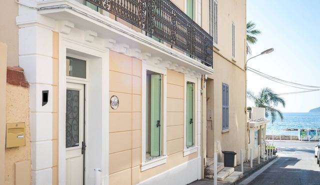 Villa 'Mourillon Maison et Jardin 6-8 pers' with Private Terrace, Wi-Fi, and Air Conditioning