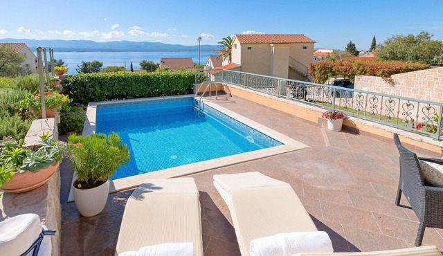 Villa Nada, (12375), Bol, hr