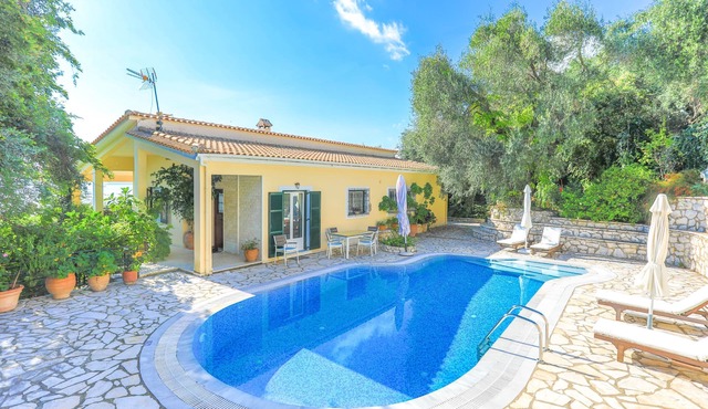 Villa Natasha:Superb views, private pool and gardens
