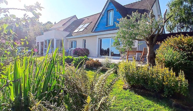 Villa Natura, jacuzzi and panoramic view of the bay and sea.