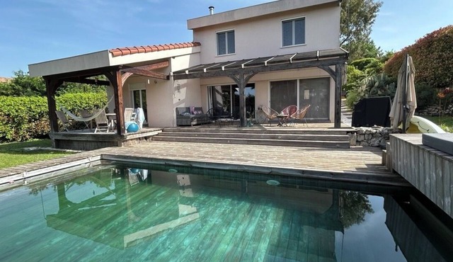 Villa & natural pool - haven of peace between Nice and Antibes.