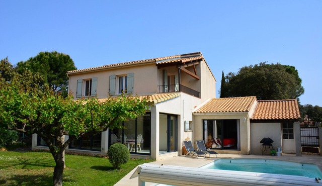 Villa near Avignon, comfortable, garden, swimming pool