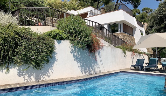 Villa NEA with sea view and private swimming pool, classified 4 stars.
