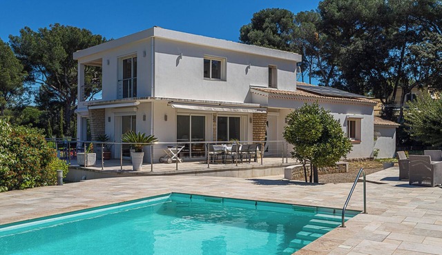 Villa near the sea with swimming pool