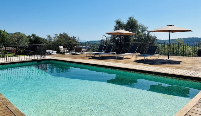 Villa near the village, heated swimming pool, space and beautiful views