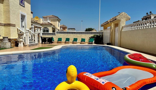 Villa near GA centre private heated pool