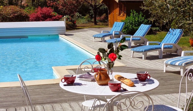 Villa near lake 4*, max. 6 pers heated pool June to end of Sept, pets allowed