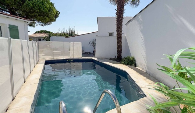 Villa near the beach with pool and parking
