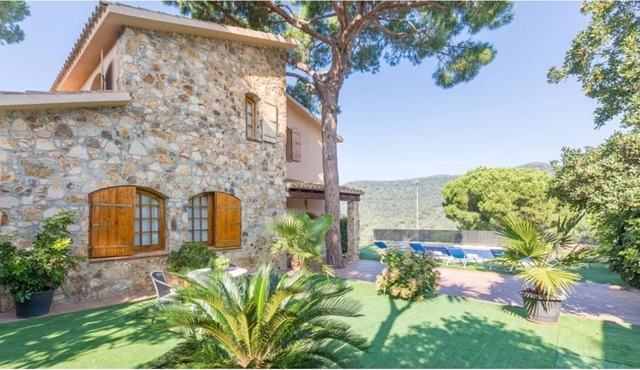 Villa near the Costa Brava with large pool