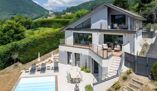 Villa 'Near Village and Lake' with Lake View, Wi-Fi and Air Conditioning