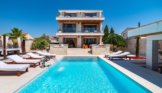 Villa Nena with heated pool, jacuzzi and sauna