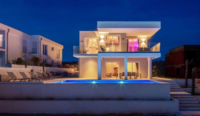 Villa Neoma – Tranquil Seaside Escape with Heated Pool and Breathtaking Sea Views