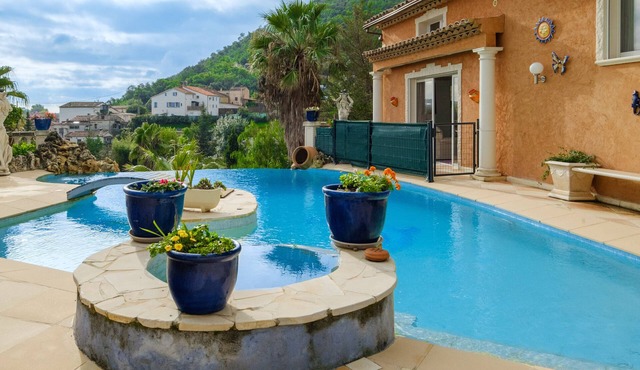 Villa 'Néoprovençale Independante Piscine' with Shared Pool, Wi-Fi and Air Conditioning