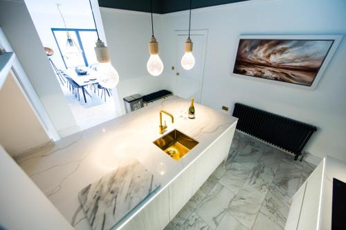 Villa Neptune at Rounton Villa by Maison Parfaite - Hot Tub - Parking - Robin Hoods Bay