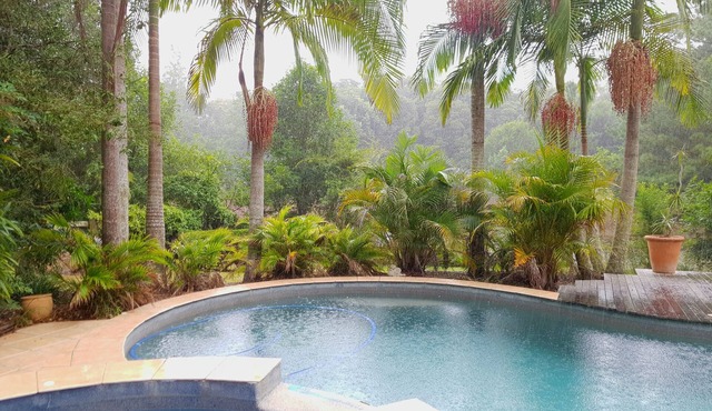 Villa Nessa 12.5m pool 10 seat spa 1hr nth Hornsby