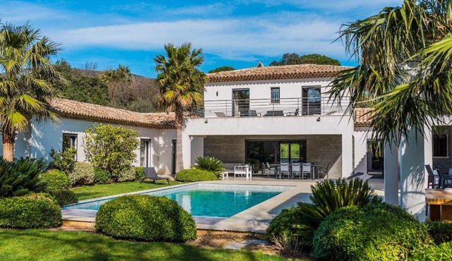 Villa nestled in greenery, spa and pool - by feelluxuryholidays