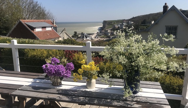 VILLA NEUVE: EXCEPTIONAL SEA VIEW AND CRAGS - ACCESS TO BEACH FOOT