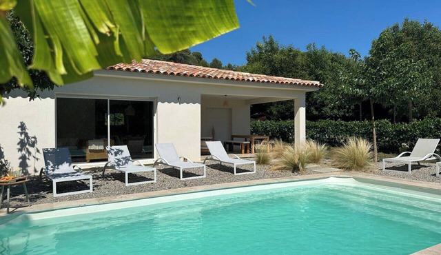 Villa Neuve Piscine Privée, au Calme à la Campagne, Clôturée, Clim, 8 Pers, 4 ch
