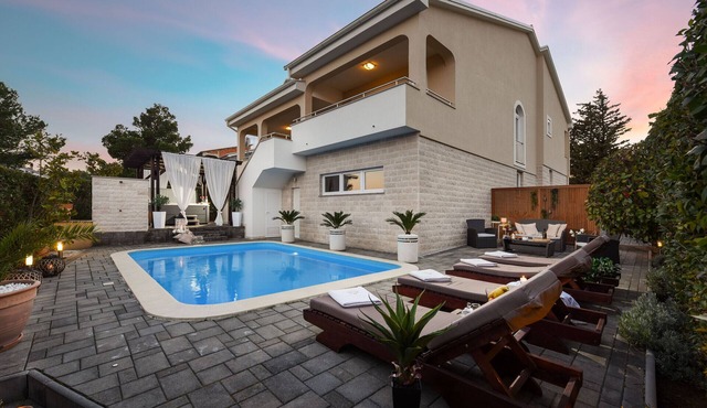 Villa next to the sea, private heated pool,ensuite bathroom