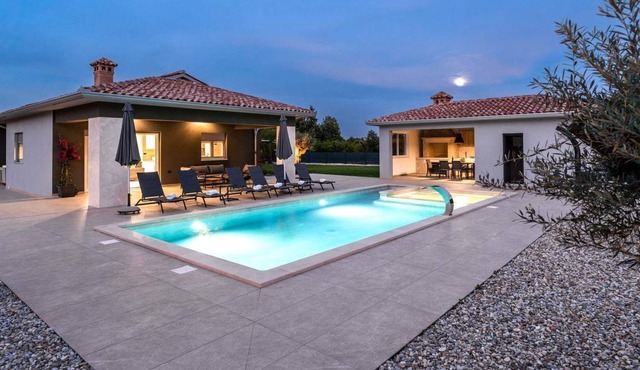 Villa Nia with swimming pool, Labin