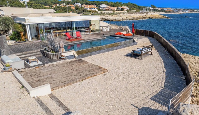 Villa niche dans une calanque accès mer privatif