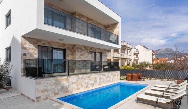 VILLA NICOLINA - HEATET POOL - SUN DECK WITH JACUZZI -