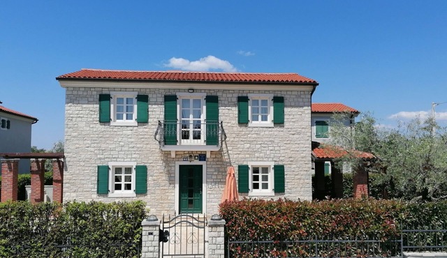Villa Nika mit privatem Außenwhirlpool by Interhome